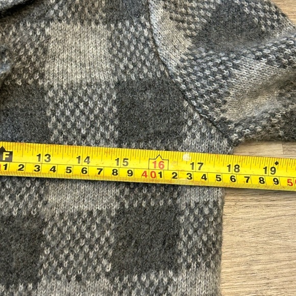 Ellen Tracy Gray Wool Blend Coat with Plaid Pattern and Cozy Shawl Collar - Picture 7 of 8